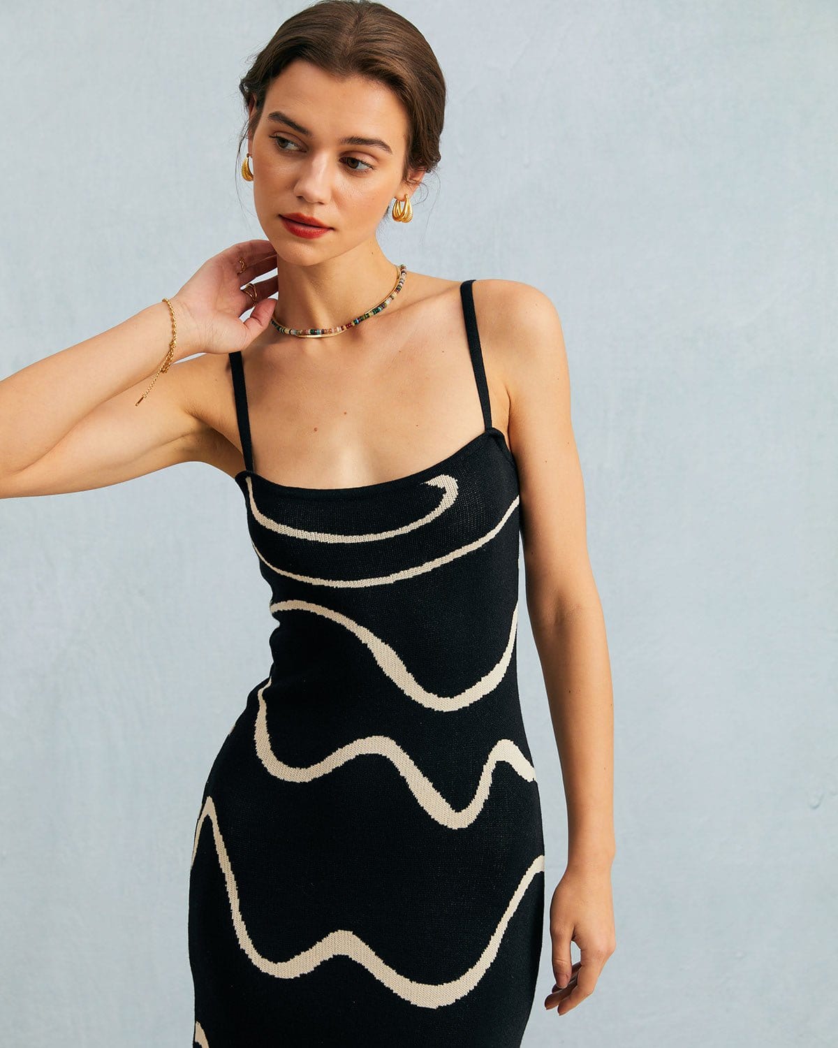 Vestido midi em tricot com barra sereia ondulada — Preto