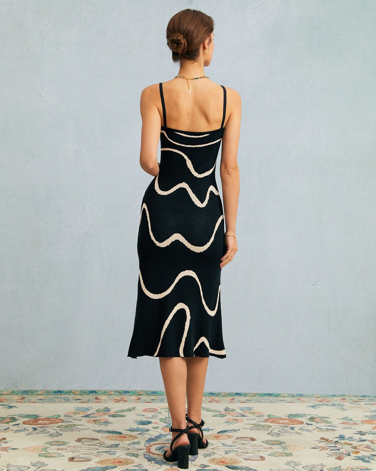 Vestido midi em tricot com barra sereia ondulada — Preto