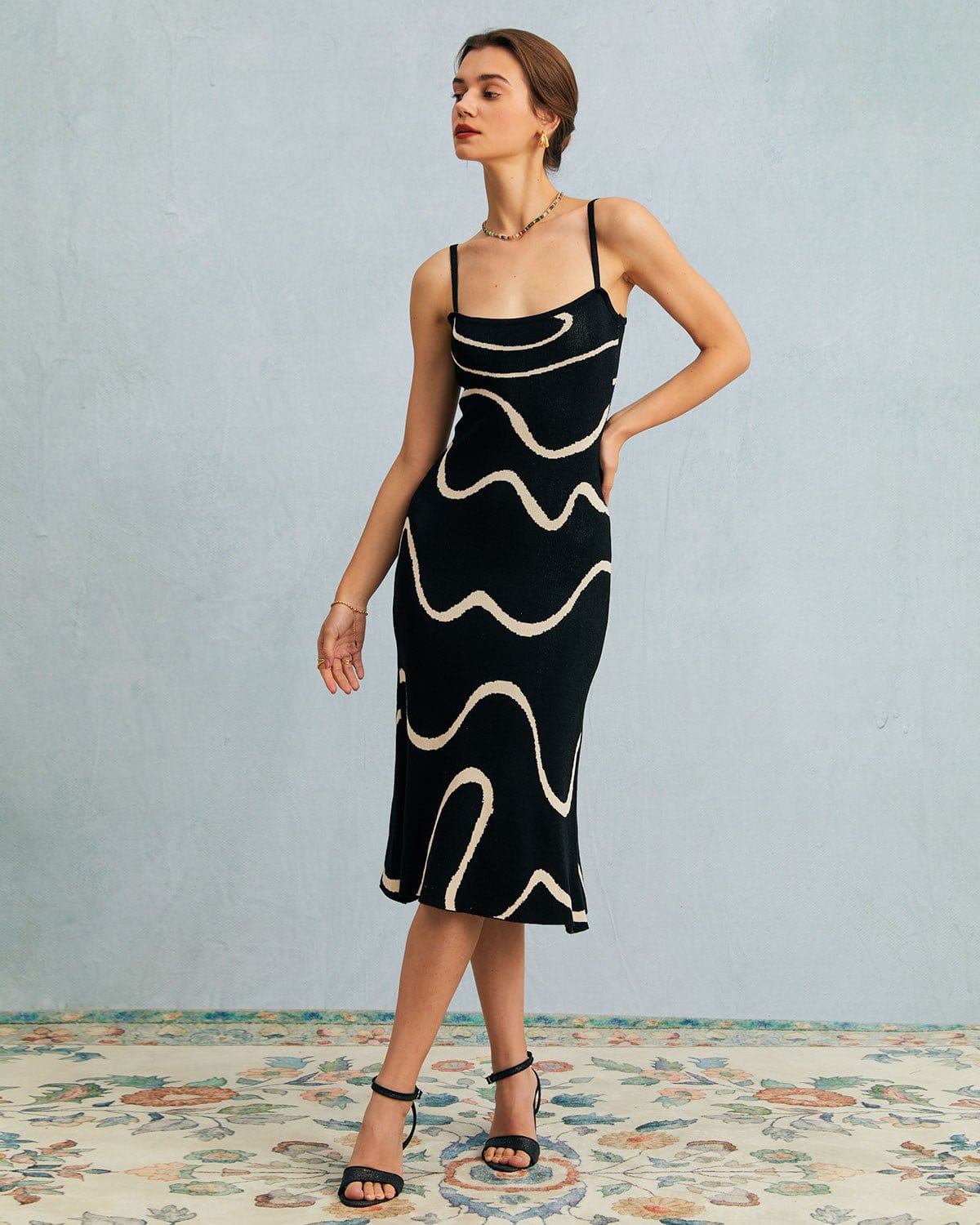 Vestido midi em tricot com barra sereia ondulada — Preto
