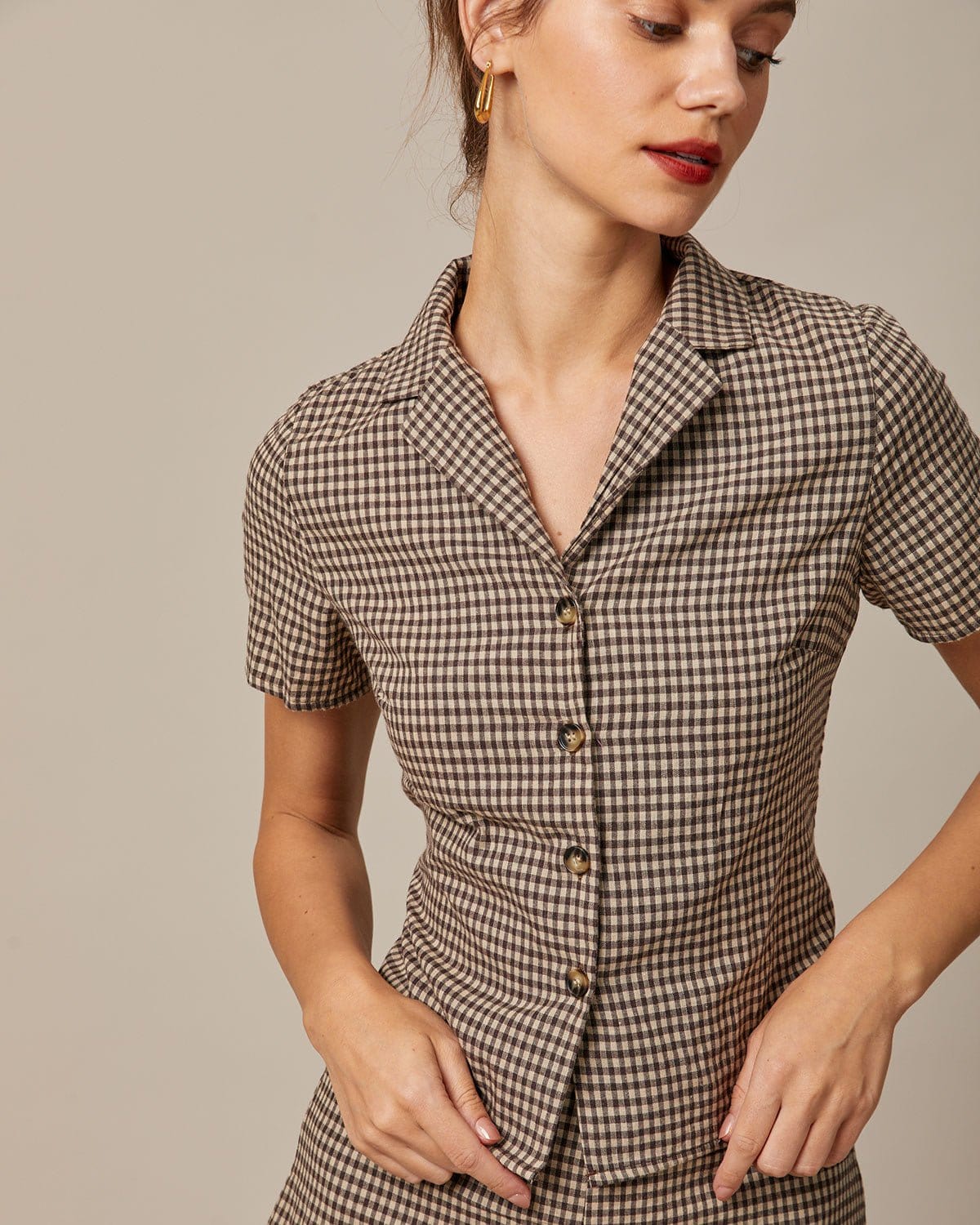 Blusa xadrez Vichy de manga curta com lapela marrom