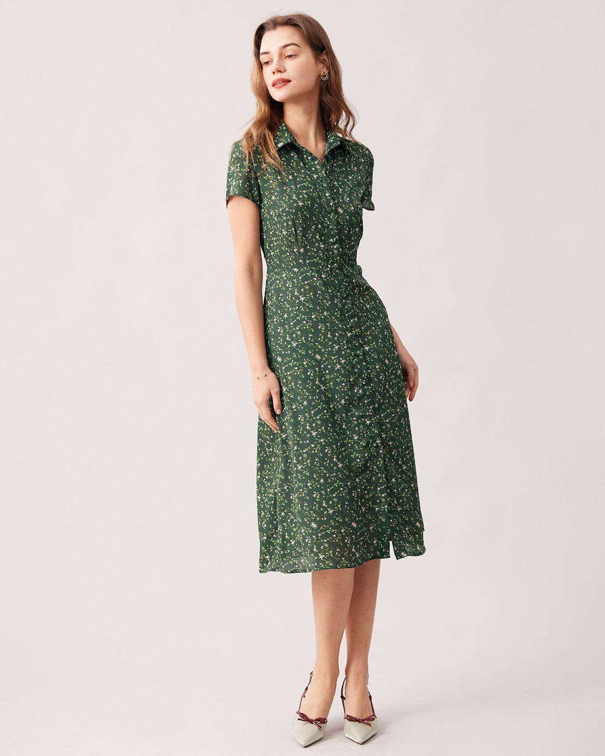 Vestido midi floral verde com gola de lapela e abotoamento frontal