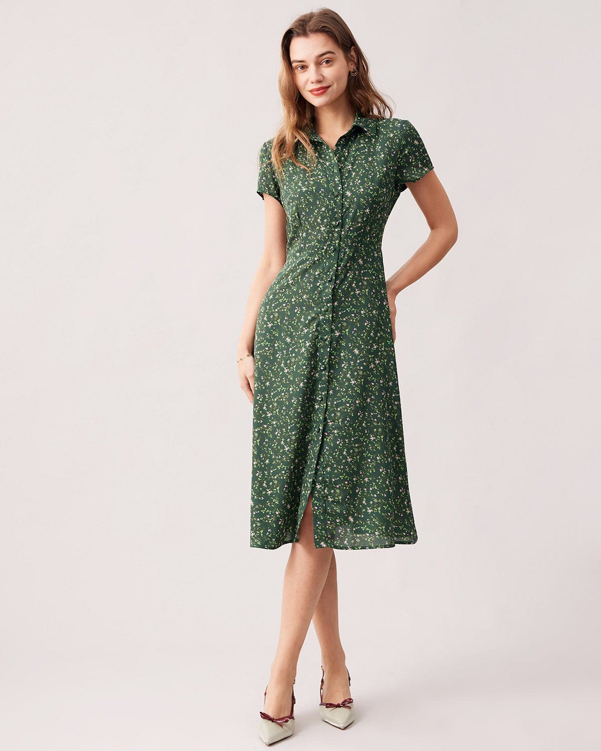 Vestido midi floral verde com gola de lapela e abotoamento frontal