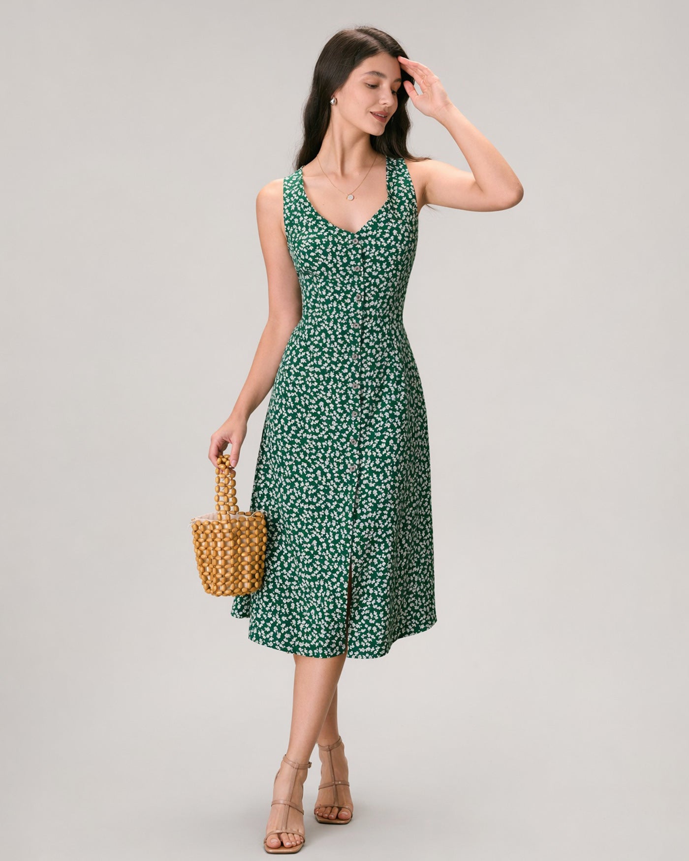 Vestido midi floral verde com decote em V e botões