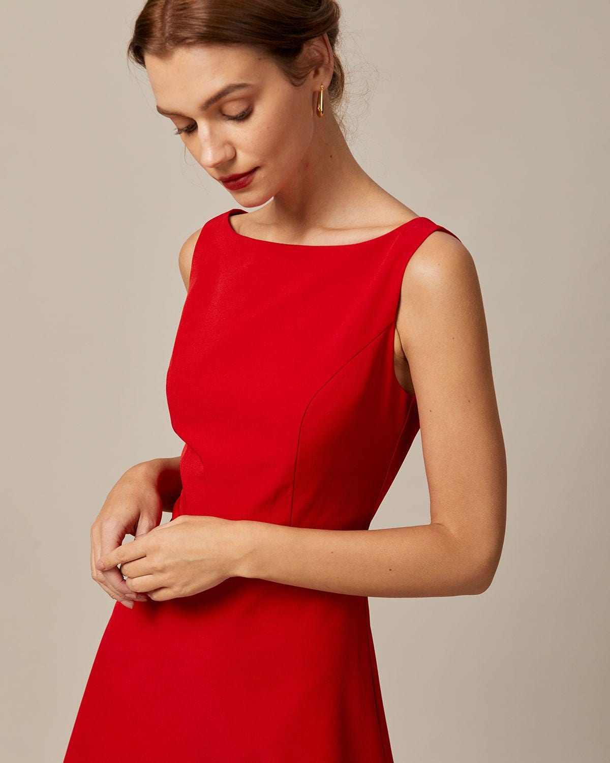 Vestido mini vermelho com decote canoa e cintura alta