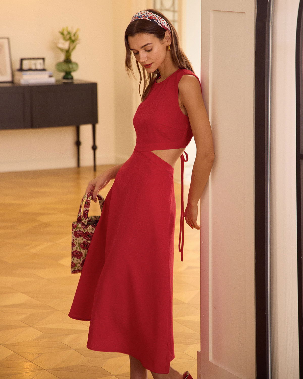 Vestido Midi Vermelho com Decote Redondo e Recortes