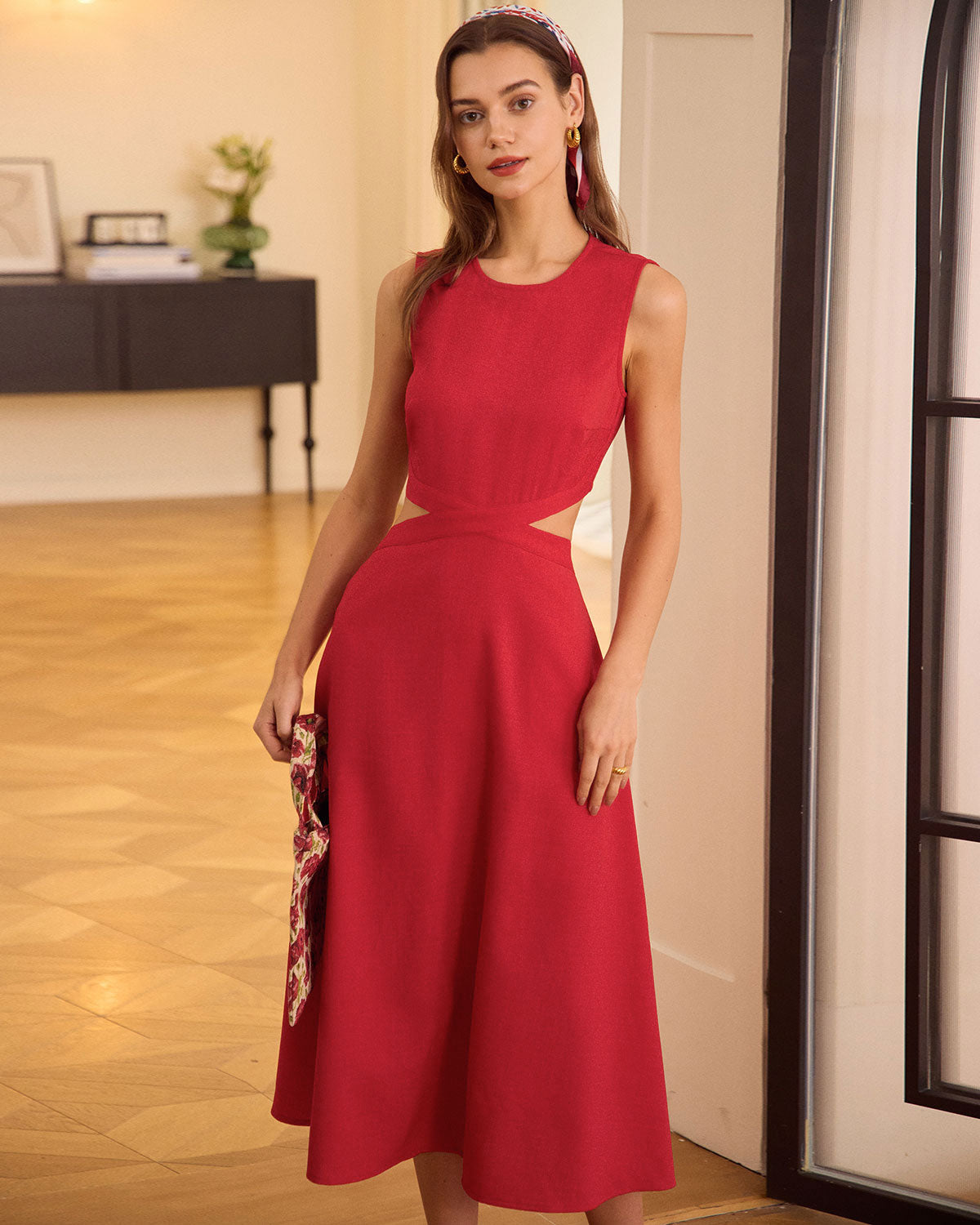 Vestido Midi Vermelho com Decote Redondo e Recortes