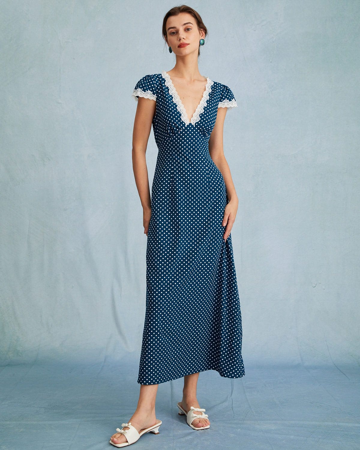 Vestido longo azul marinho em renda com decote V, estampa de poá e franzidos