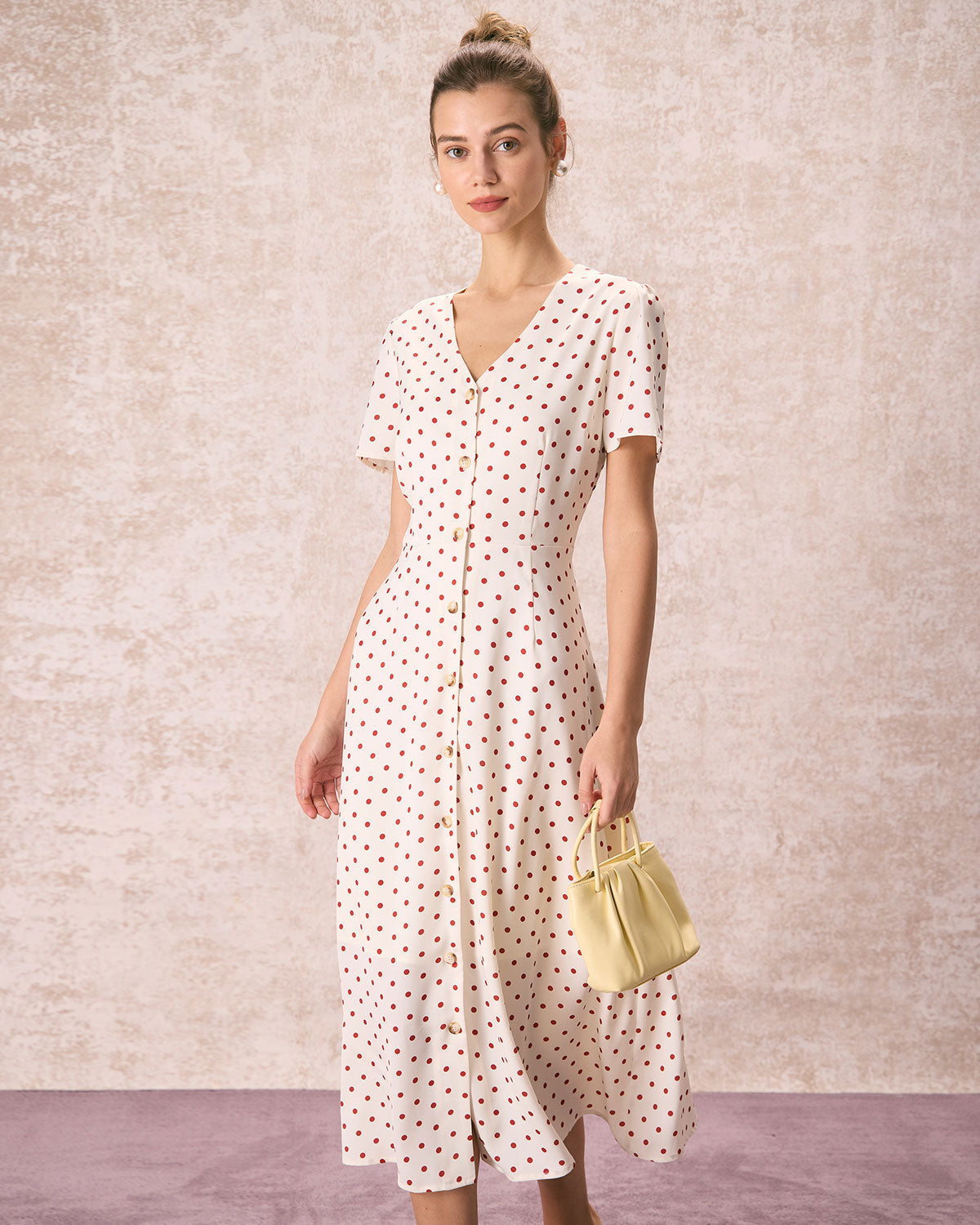 Vestido midi bege com decote em V, estampa poá e botões frontais