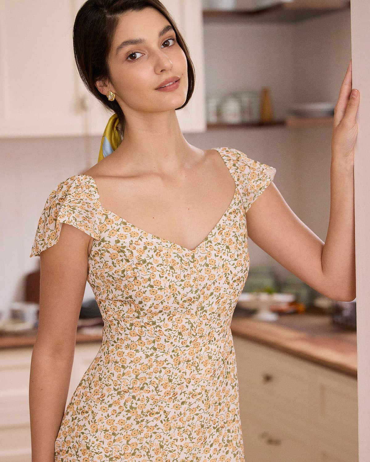 Vestido Midi Amarelo com Estampa Floral, Decote em V e Fenda
