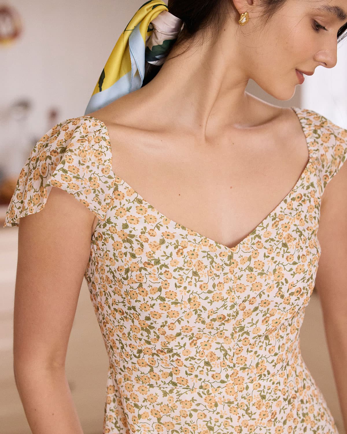 Vestido Midi Amarelo com Estampa Floral, Decote em V e Fenda