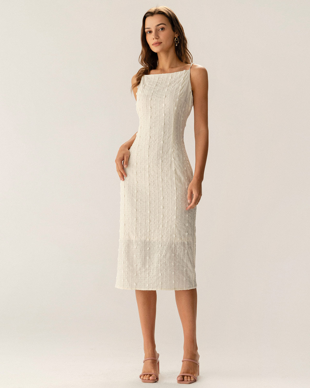 Vestido slip midi bege texturizado com miçangas