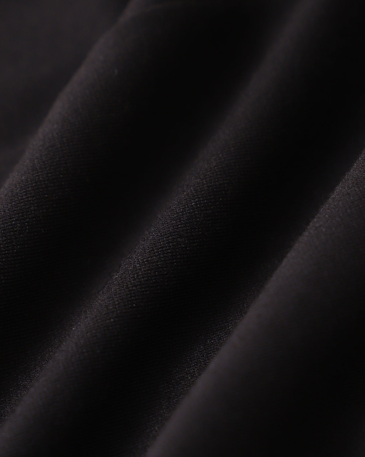 Mini vestido slip preto com detalhe contrastante