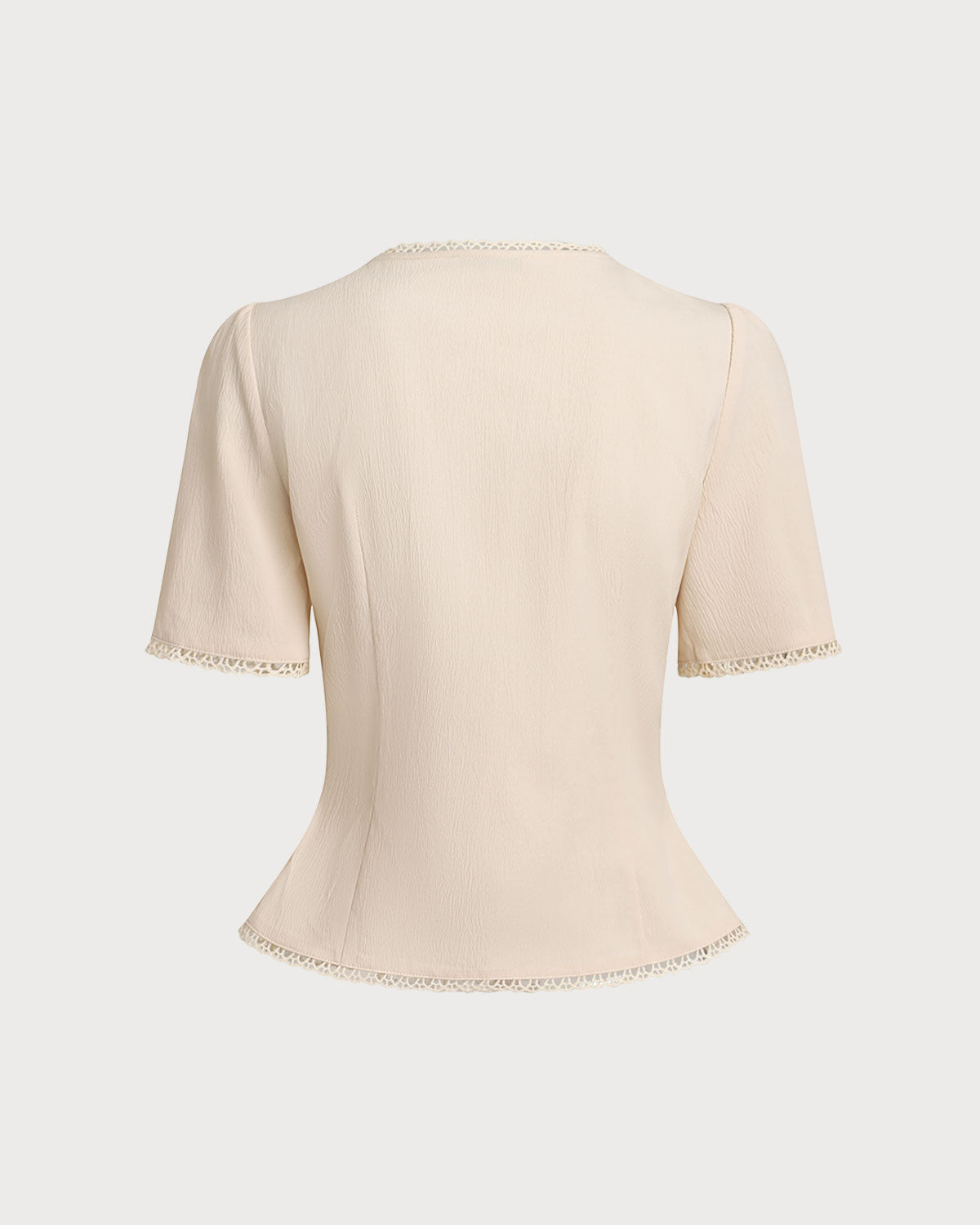 Blusa bege plissada com decote em V e botões