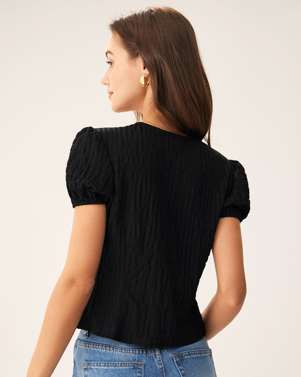 Blusa preta com renda jacquard e botões