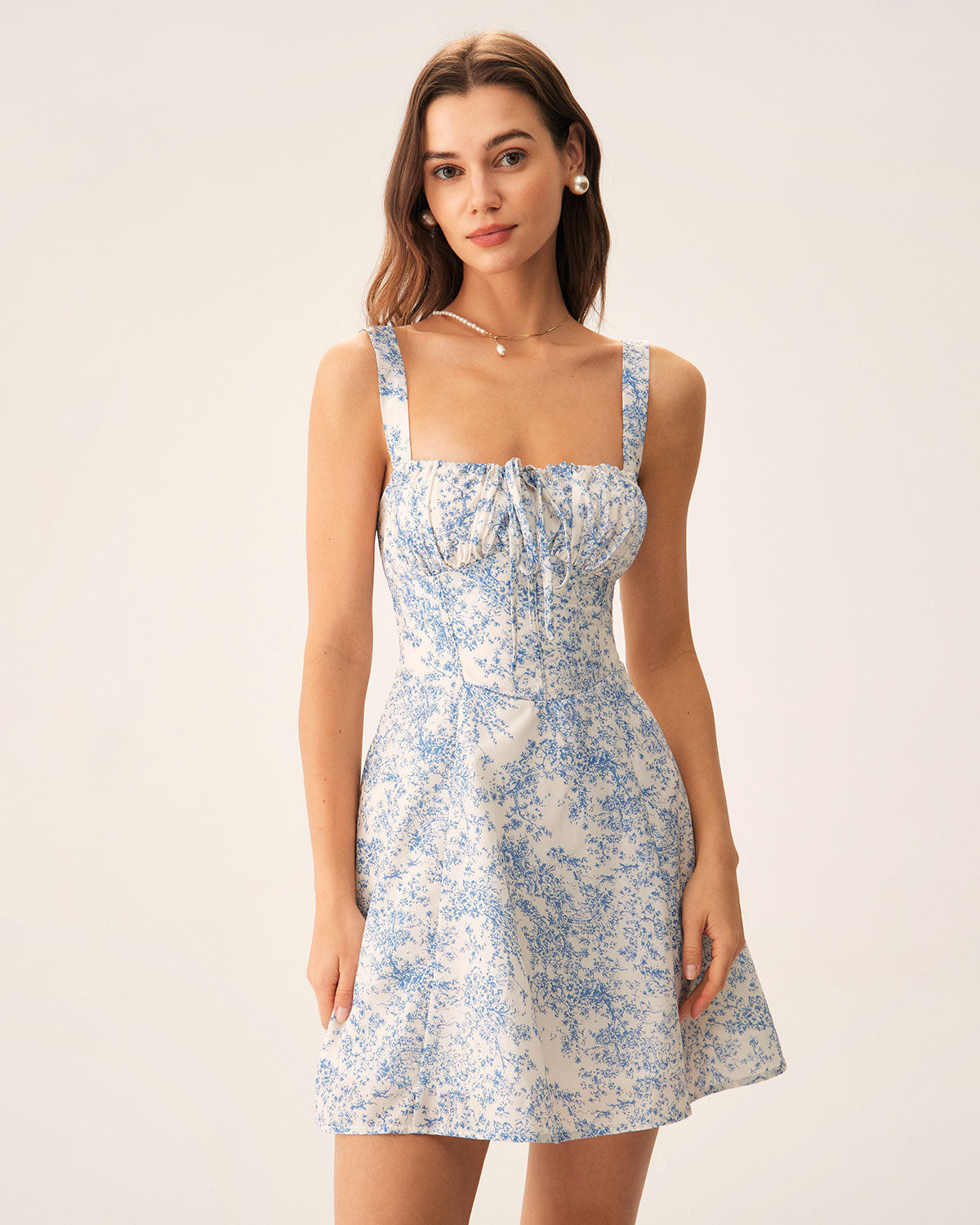 Minivestido corpete tipo slip floral azul com franzidos