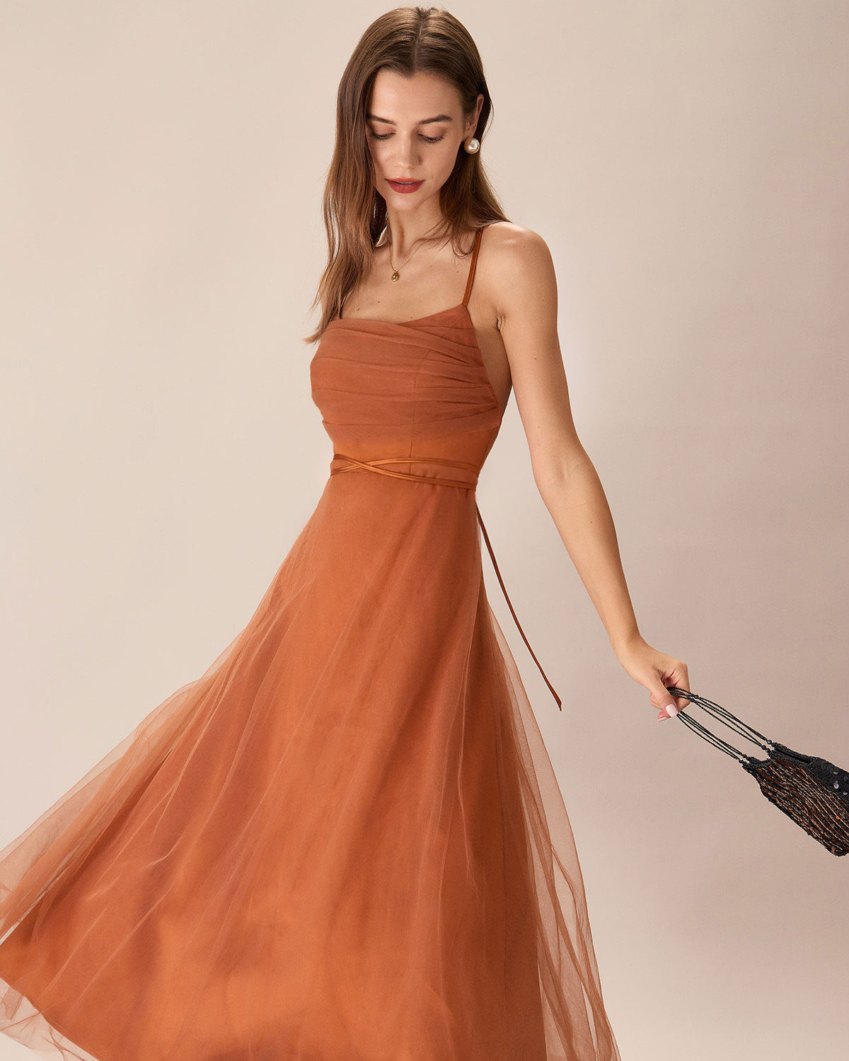 Vestido slip midi fluido em tule — Caramelo