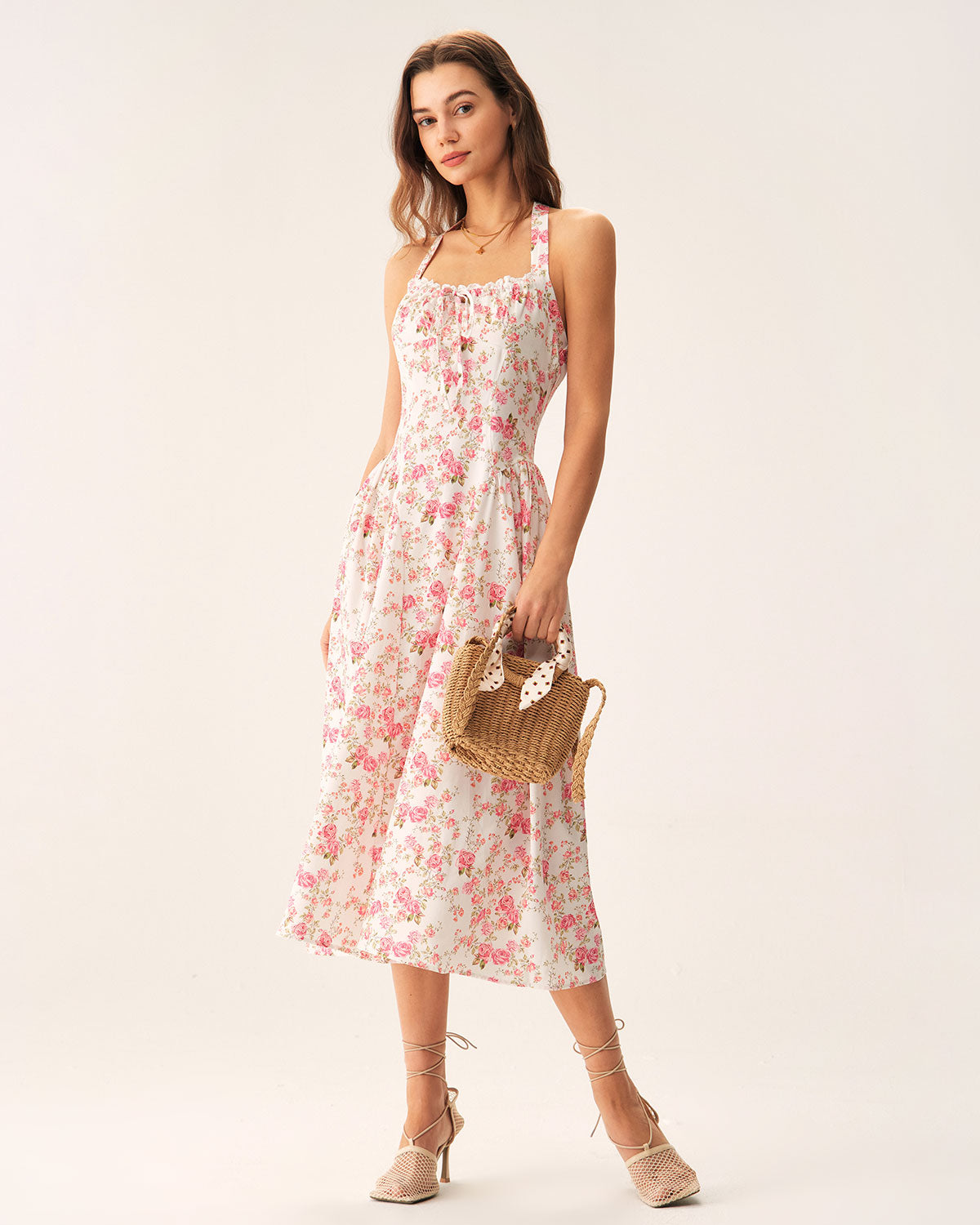 Vestido midi rosa com estampa floral e decote halter