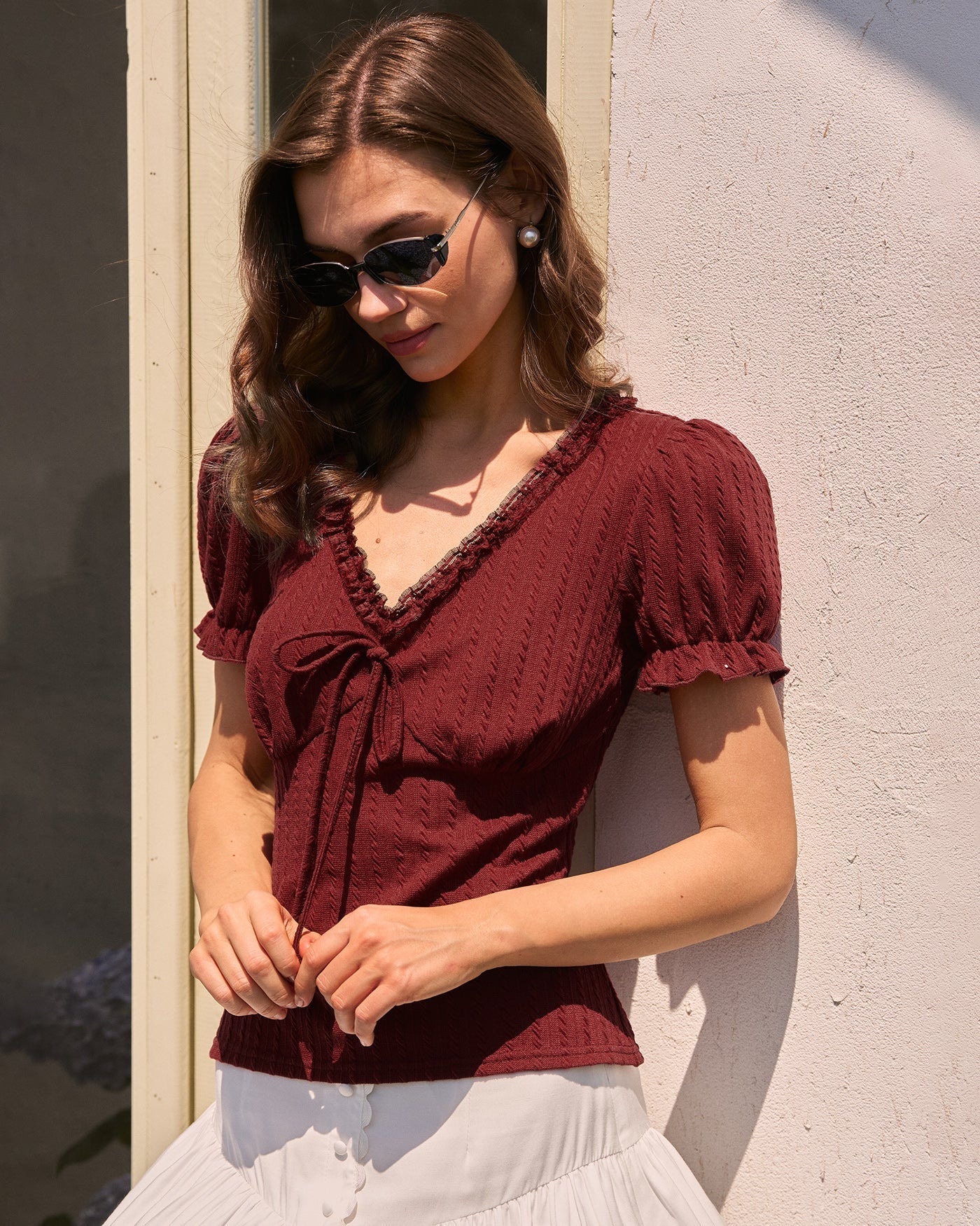 Camiseta texturizada com decote em V — Vinho