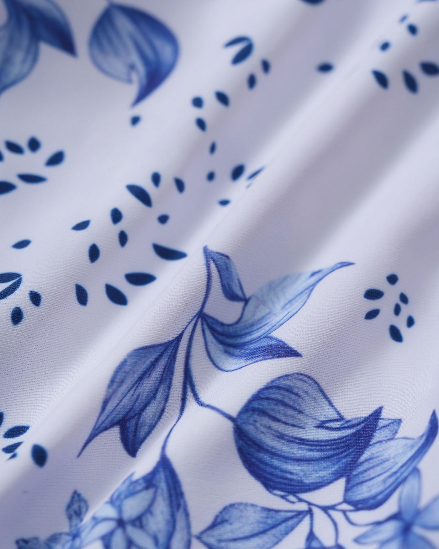 Biquíni triângulo branco com estampa floral e tiras para amarrar