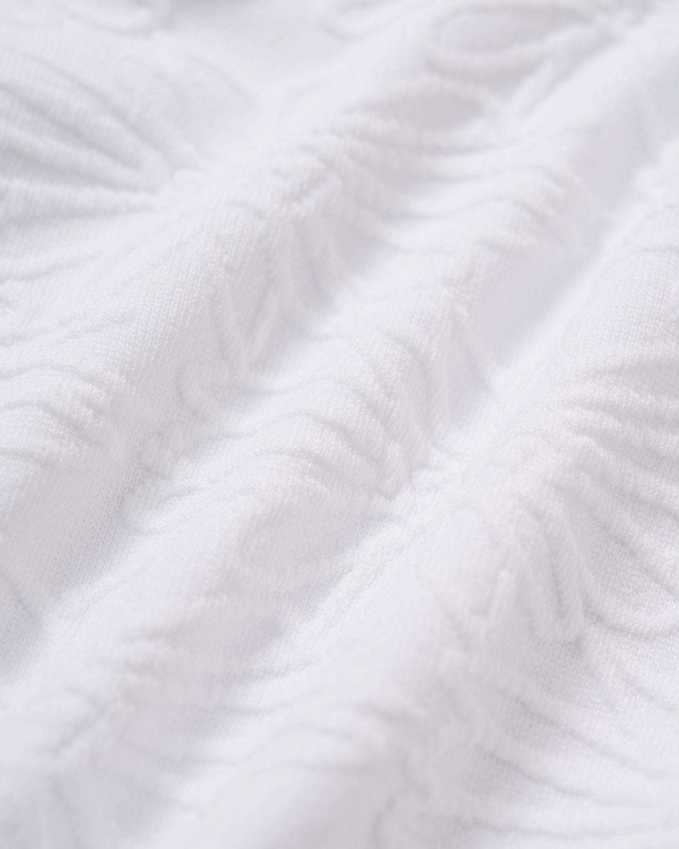 Conjunto de biquíni branco texturizado com top cortininha triangular de amarração no pescoço