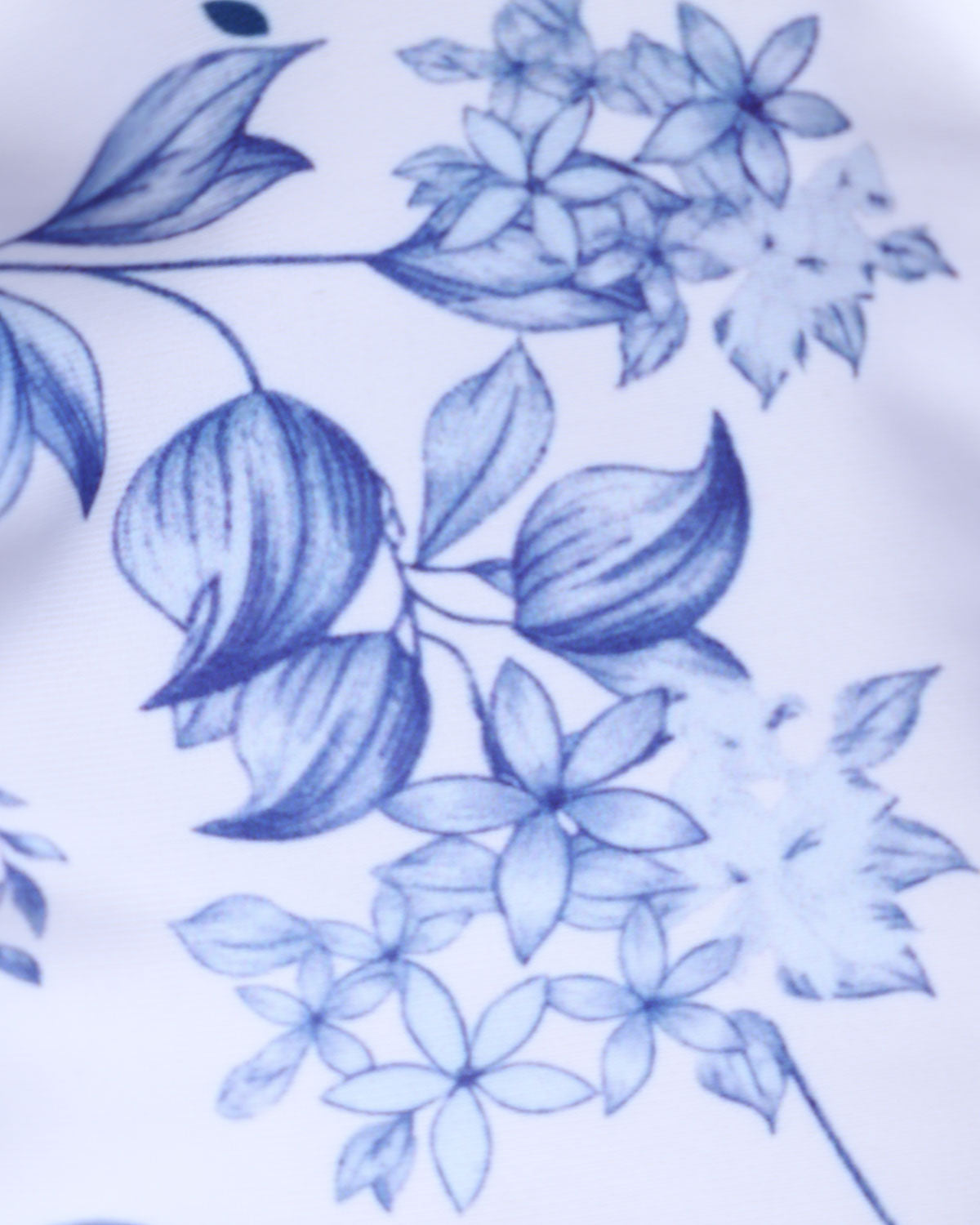 Biquíni triângulo branco com estampa floral e tiras para amarrar