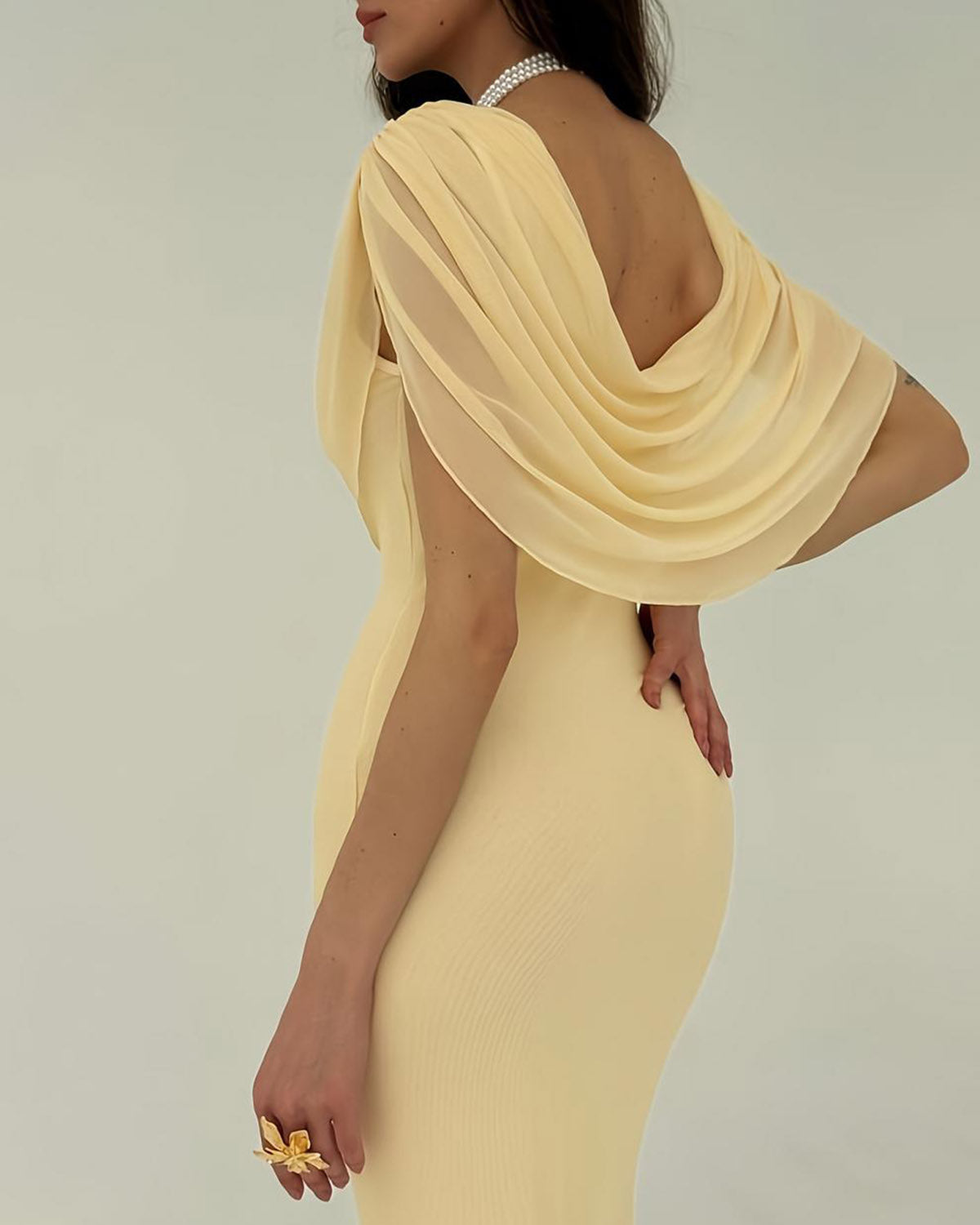 Vestido longo amarelo com decote drapeado e sem mangas