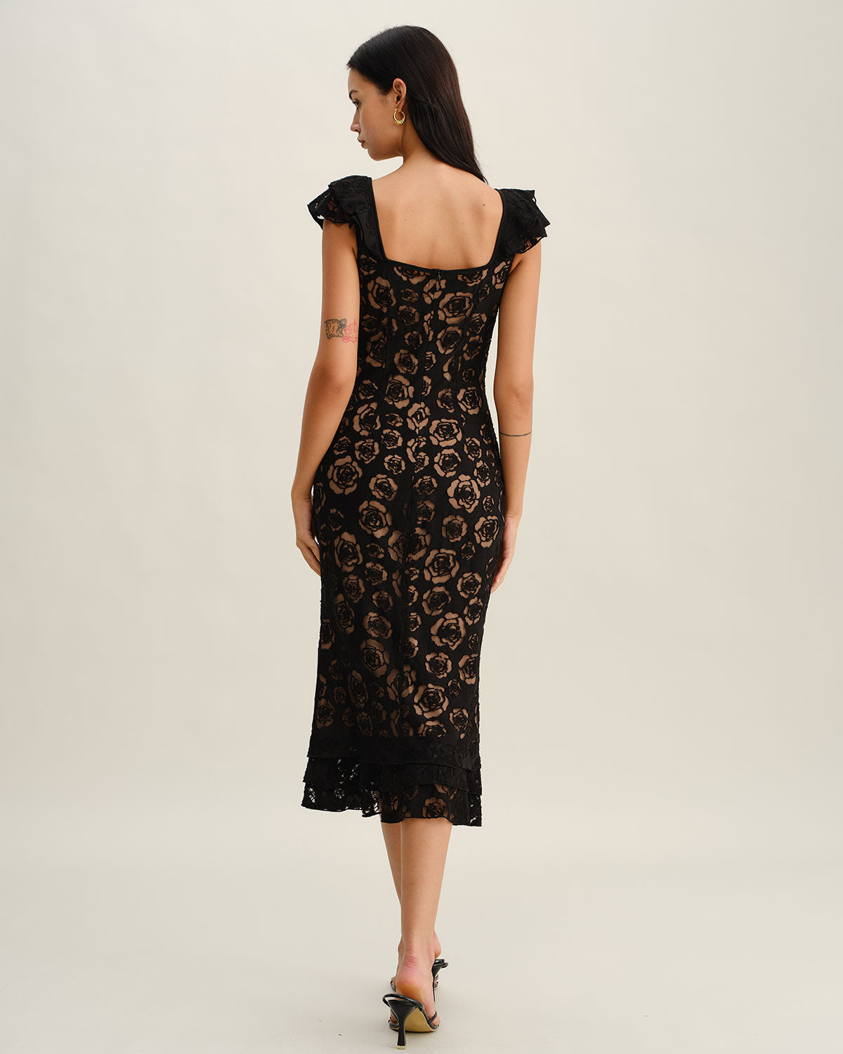 Vestido midi sereia texturizado com babados — Preto