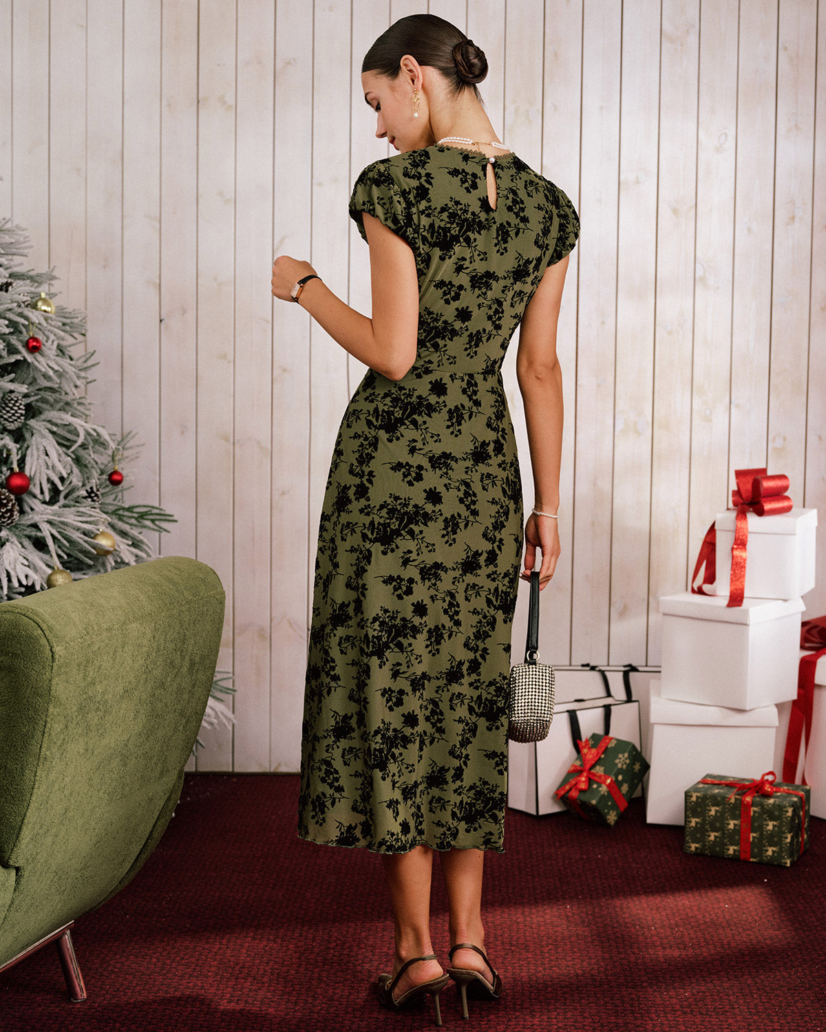 Vestido midi floral verde evasê com mangas tipo capa
