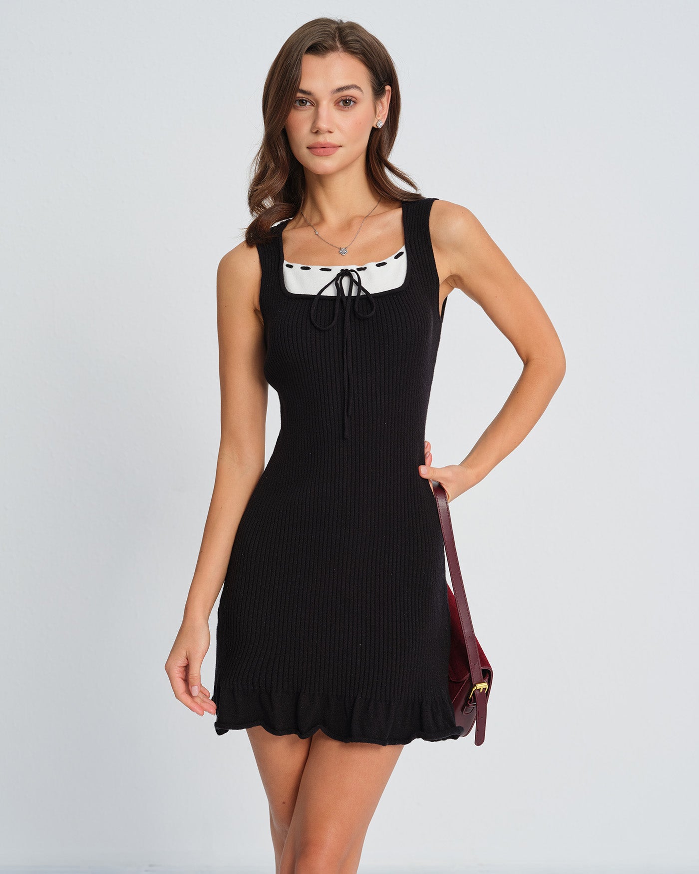 Vestido suéter preto com detalhes contrastantes