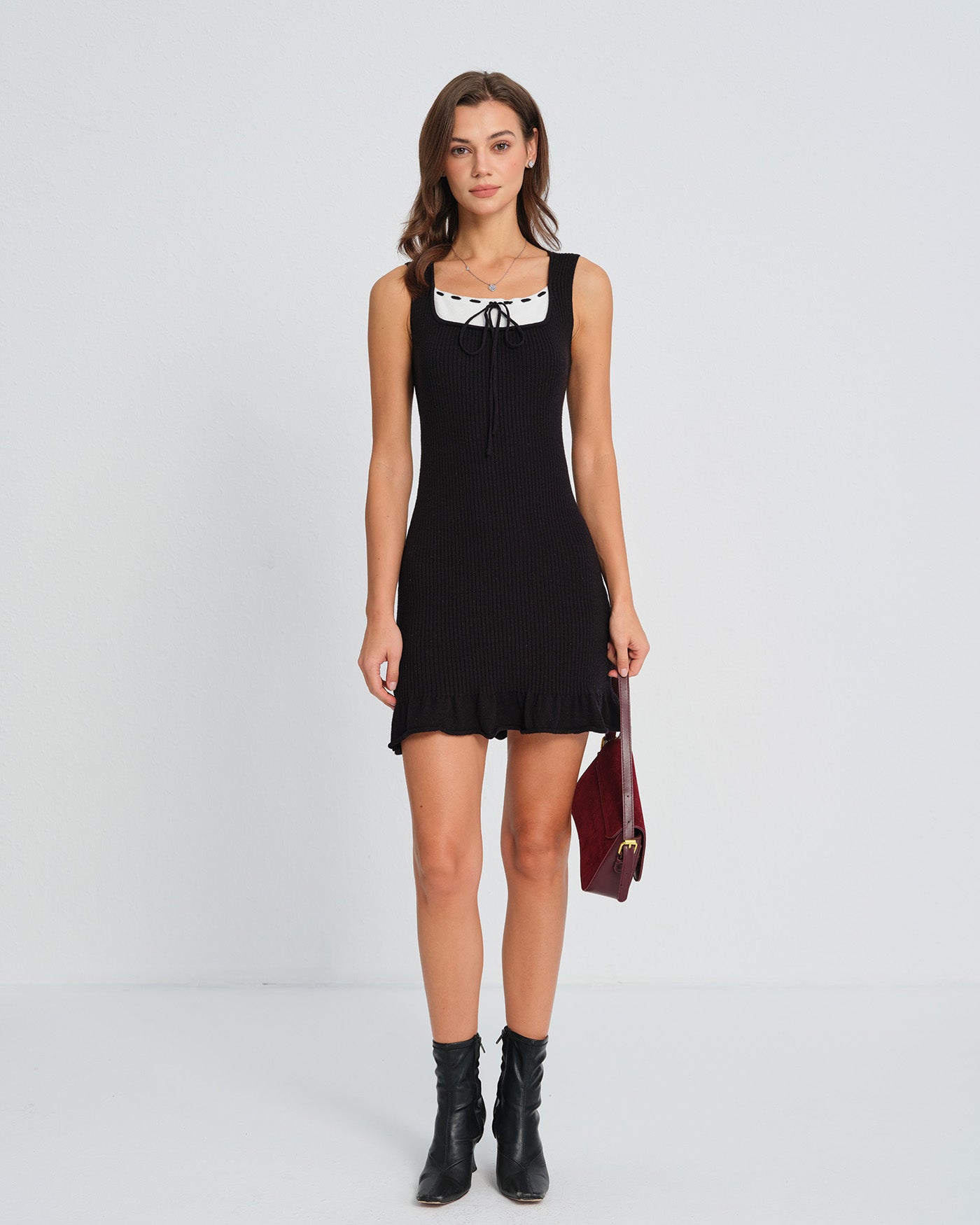 Vestido suéter preto com detalhes contrastantes