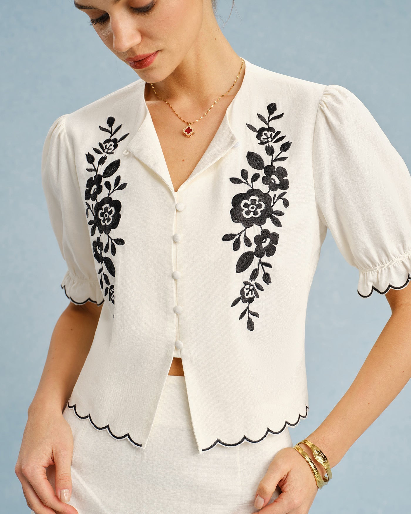 Blusa bege com mangas bufantes e bordado em contraste