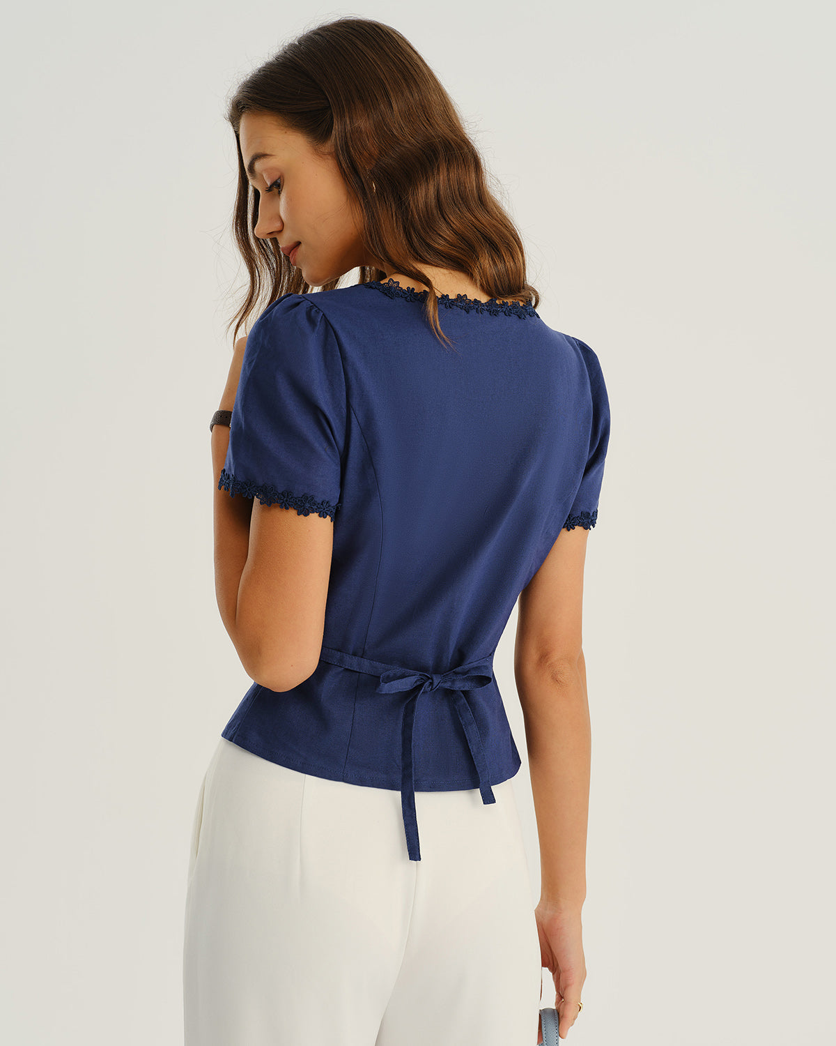 Blusa Azul Marinho com Decote Quadrado e Botões
