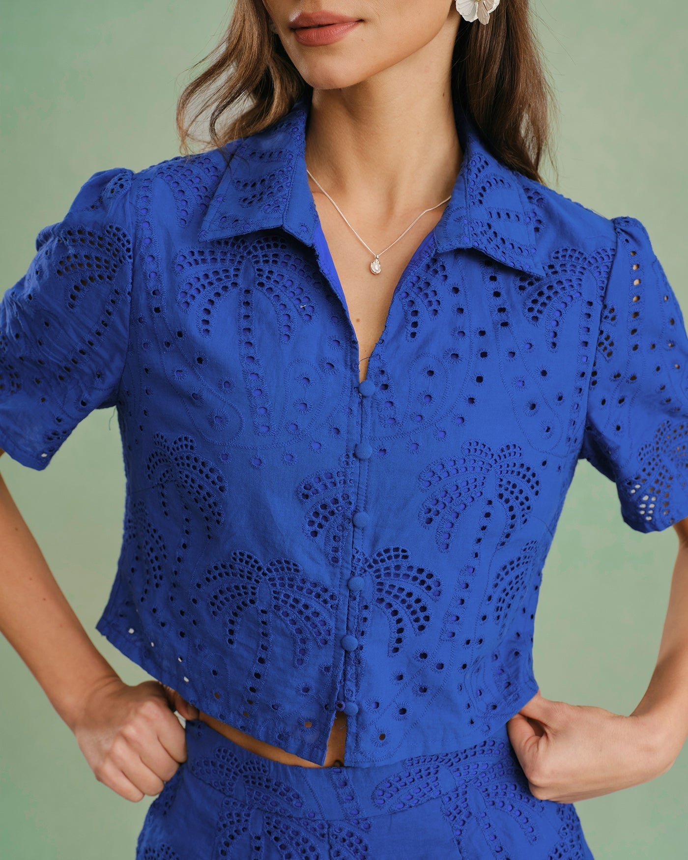 Blusa Azul Texturizada com Gola Abotoável