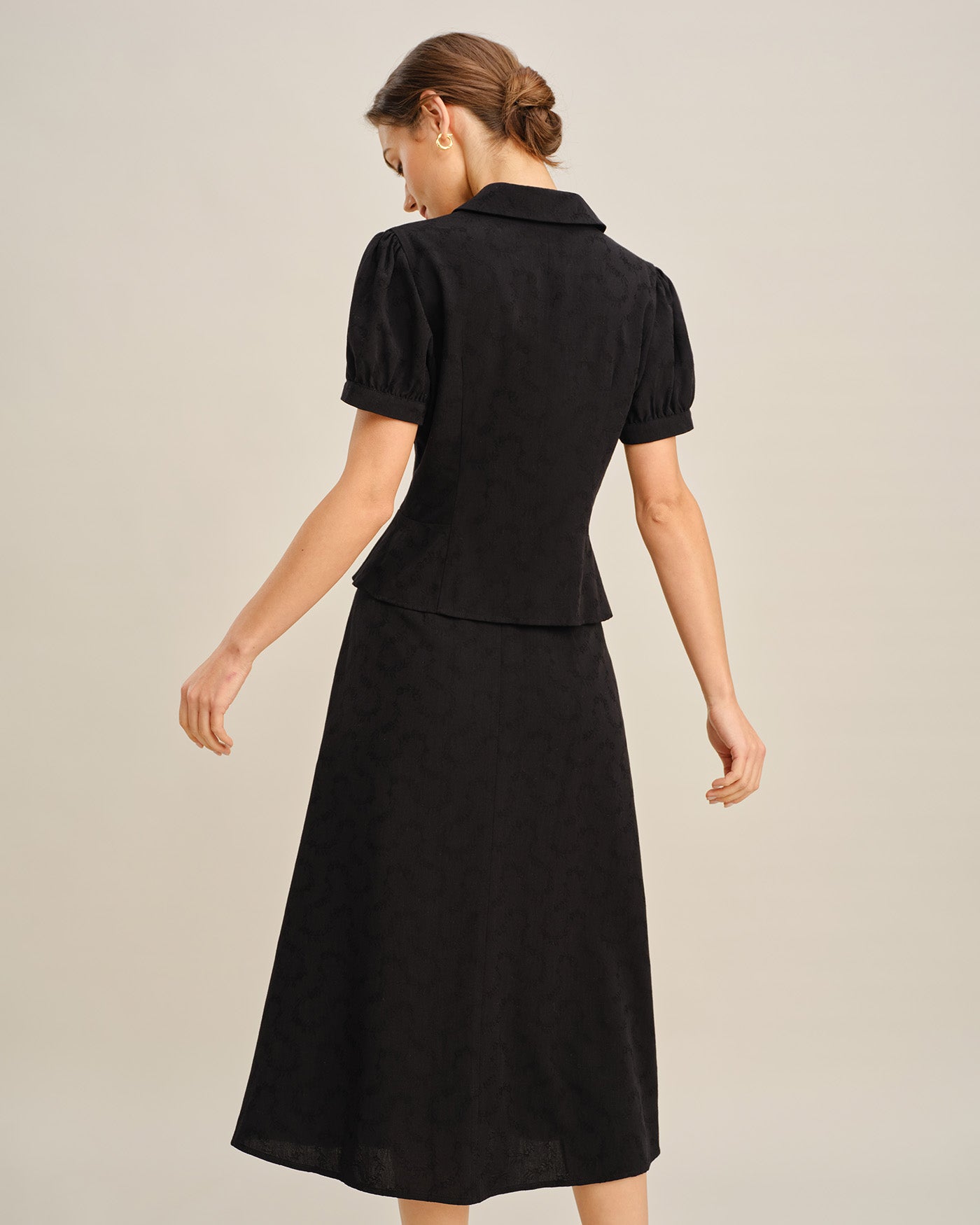 Blusa preta com gola bordada e botões