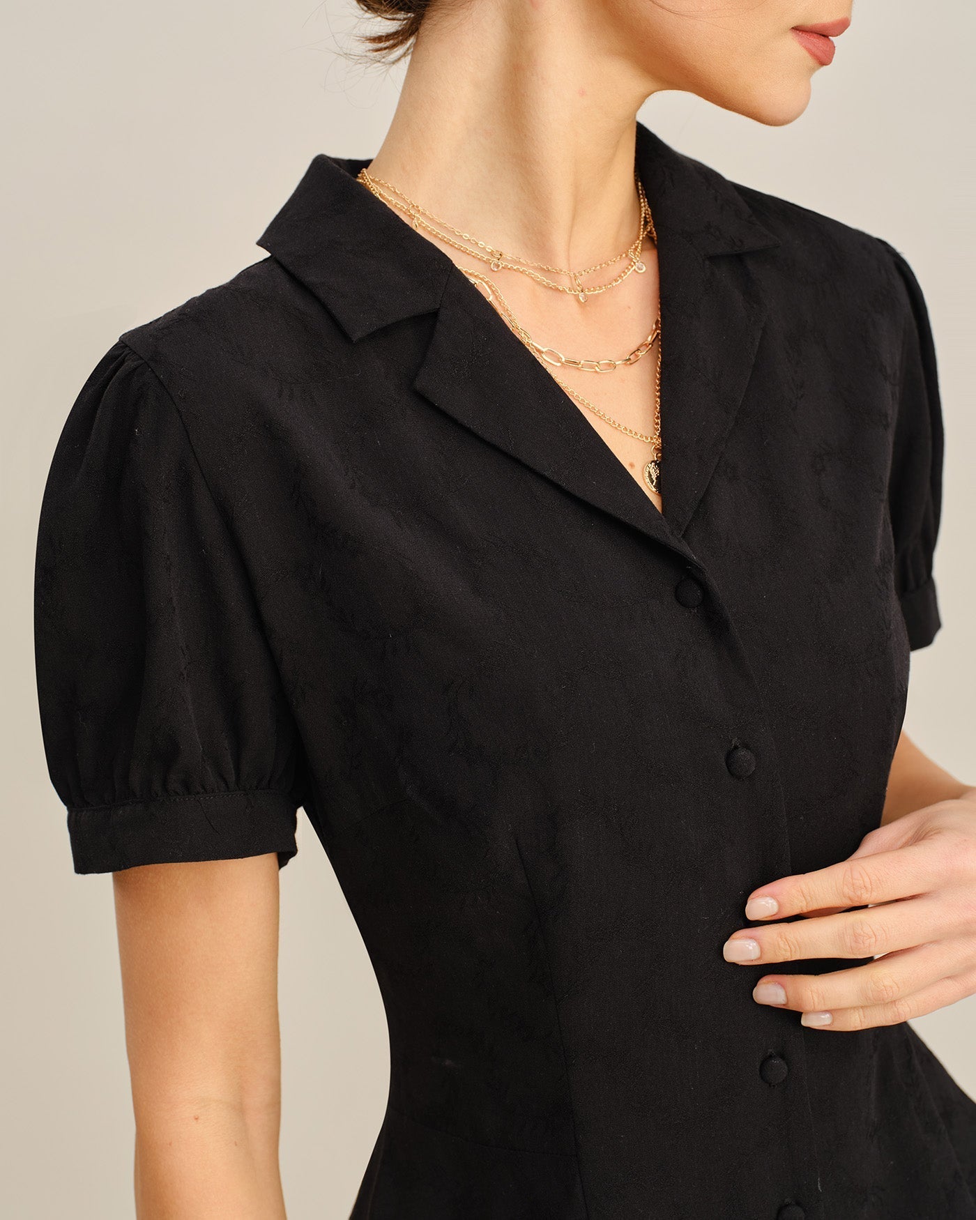 Blusa preta com gola bordada e botões