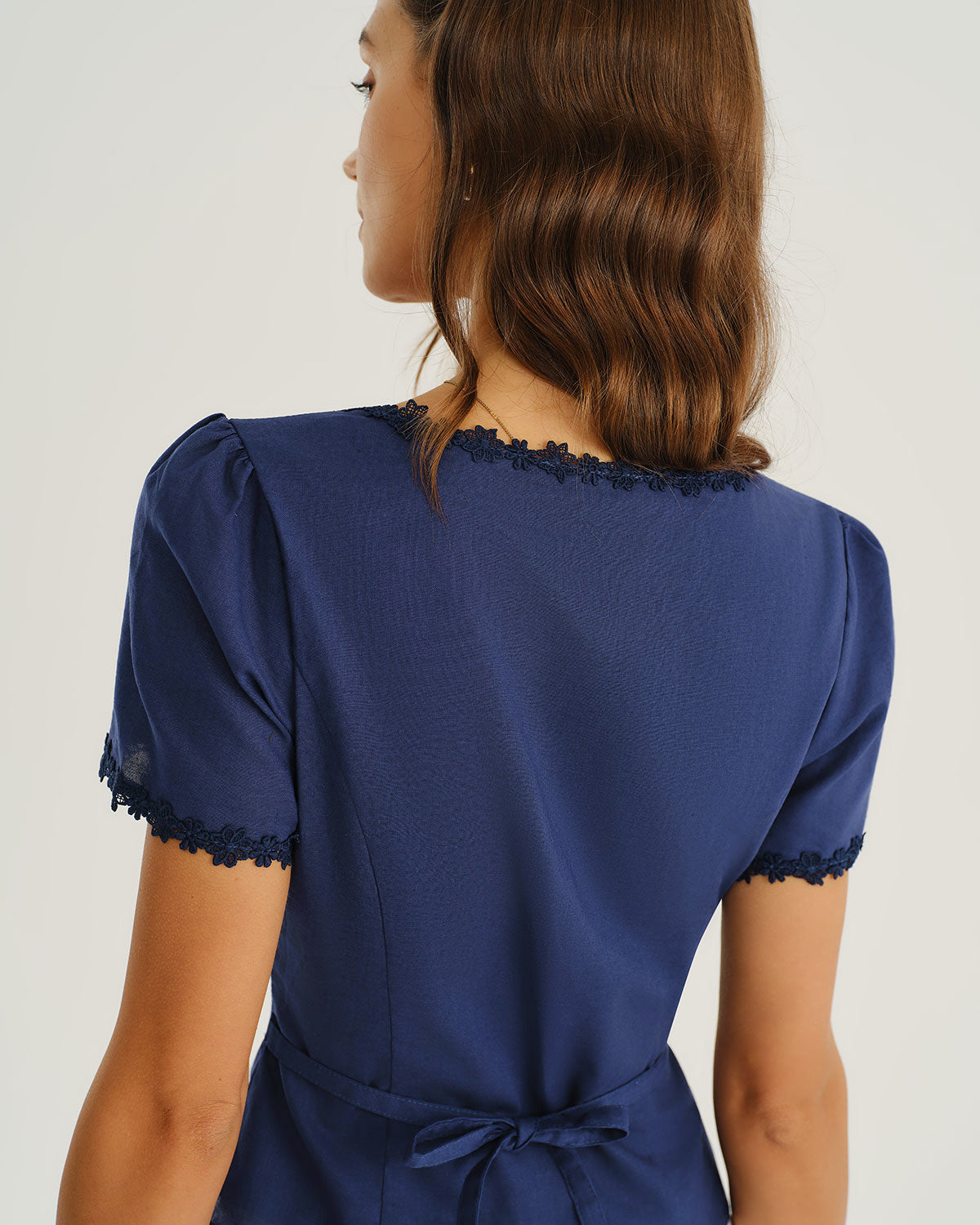 Blusa Azul Marinho com Decote Quadrado e Botões