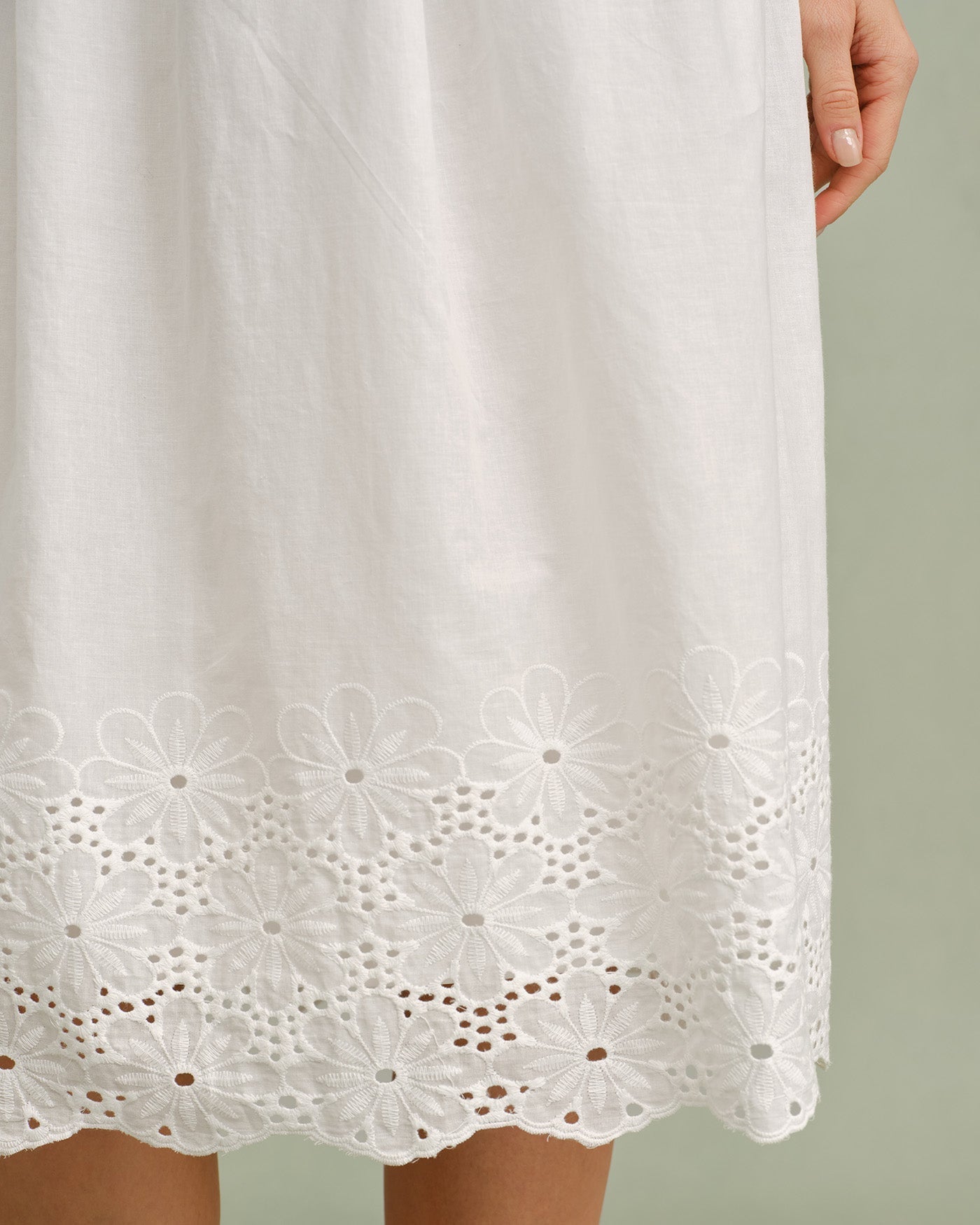 Vestido Slip Midi de Renda Branco com Alças Cruzadas em X