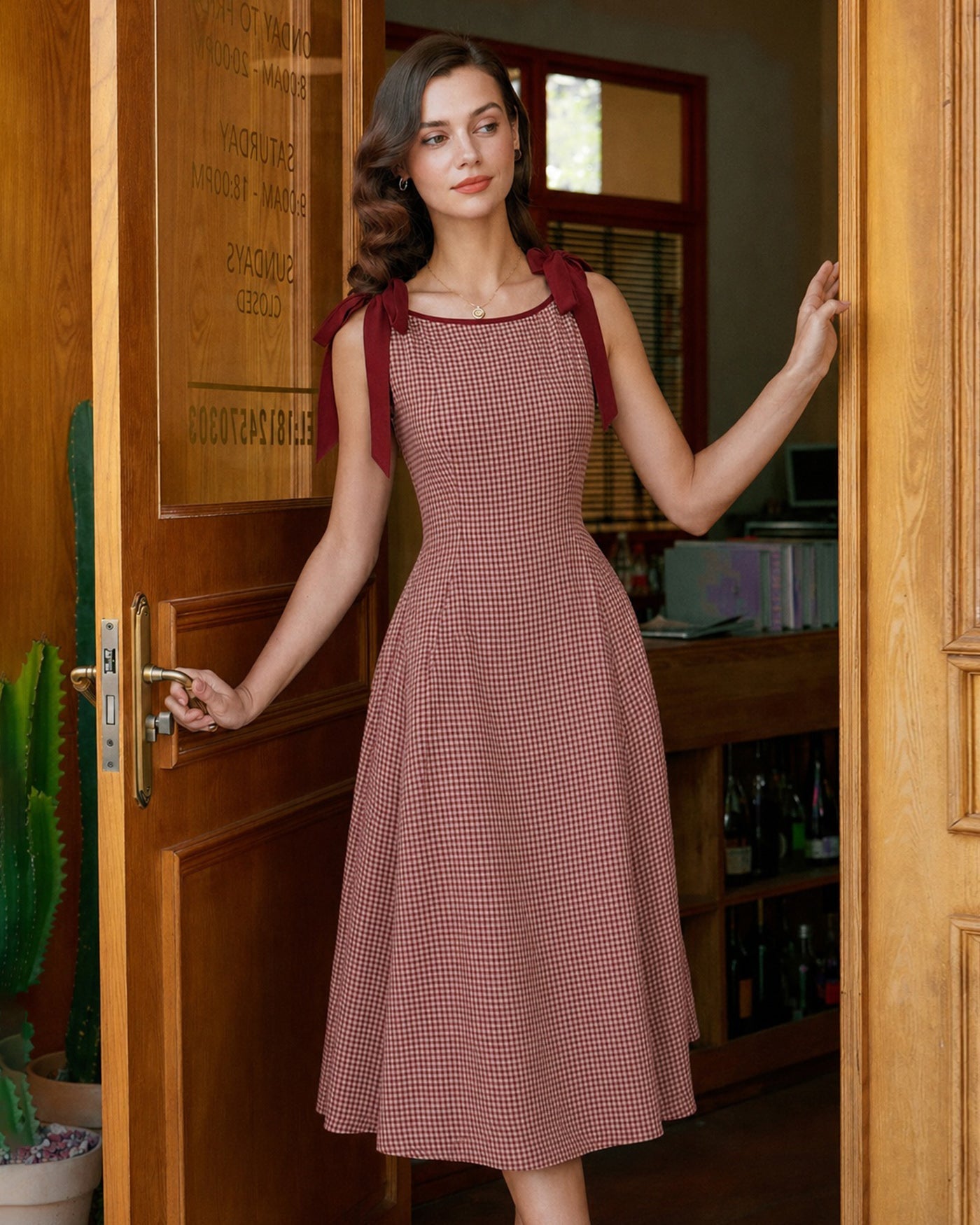 Vestido midi evasê em xadrez vichy vermelho com alças de amarrar