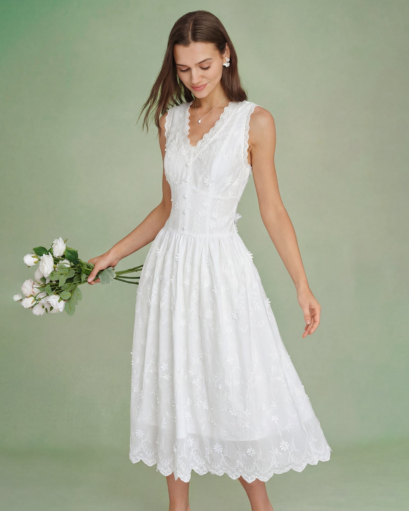 Vestido Midi Branco com Decote em V e Bordado