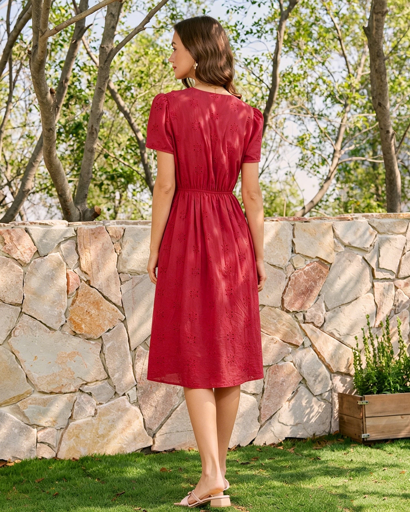 Vestido midi vermelho com bordado e decote em V