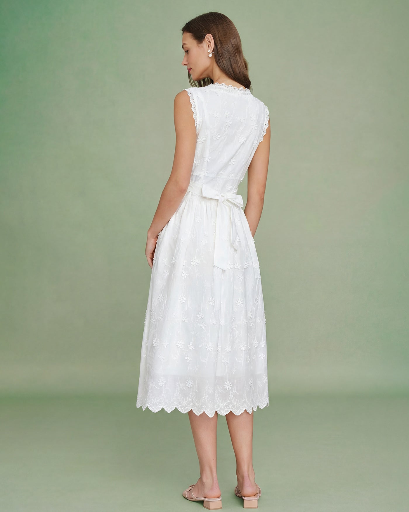 Vestido Midi Branco com Decote em V e Bordado