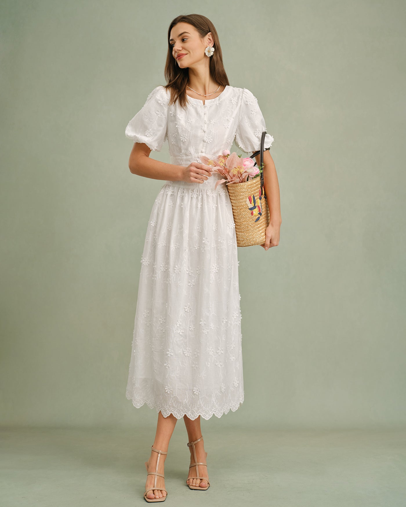 Vestido midi floral branco com decote redondo