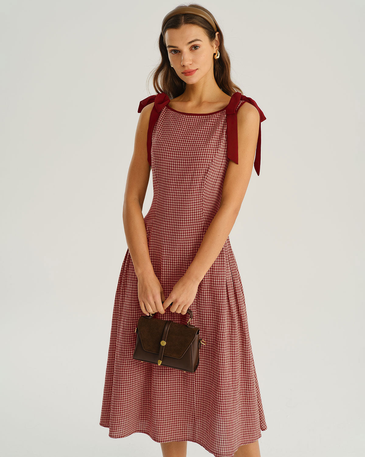 Vestido midi evasê em xadrez vichy vermelho com alças de amarrar