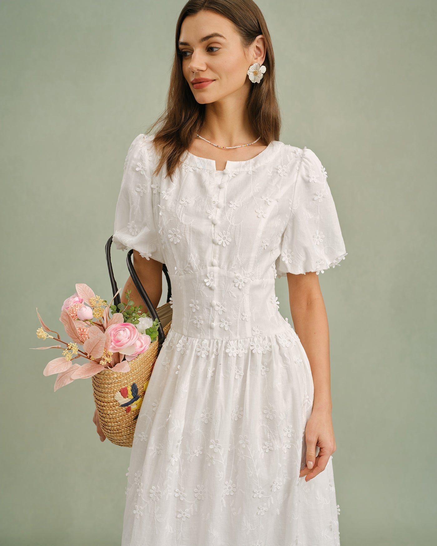 Vestido midi floral branco com decote redondo