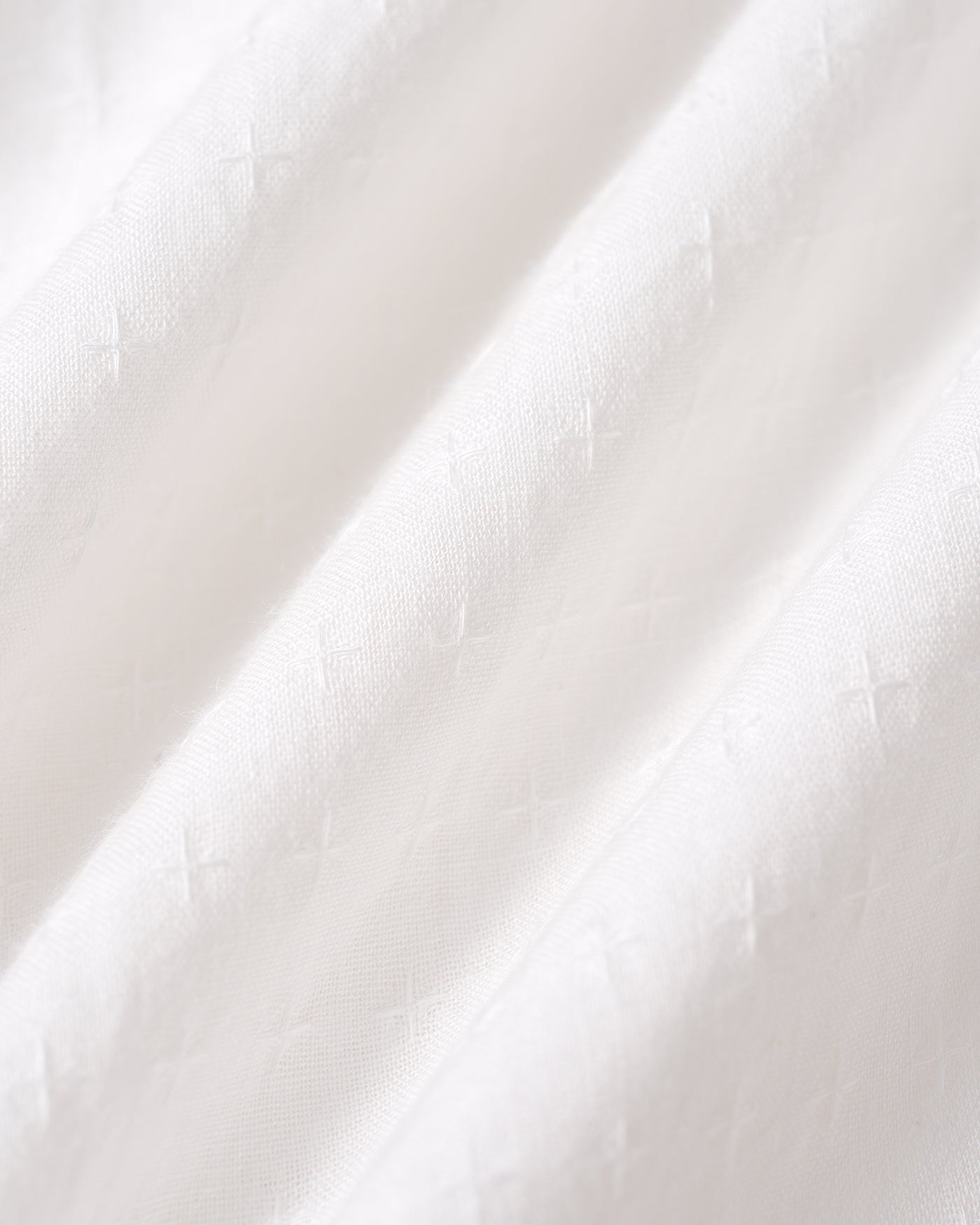 Vestido Midi Branco com Recortes em Renda e Franzidos