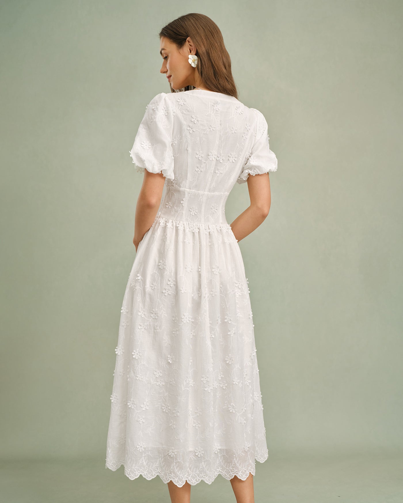 Vestido midi floral branco com decote redondo
