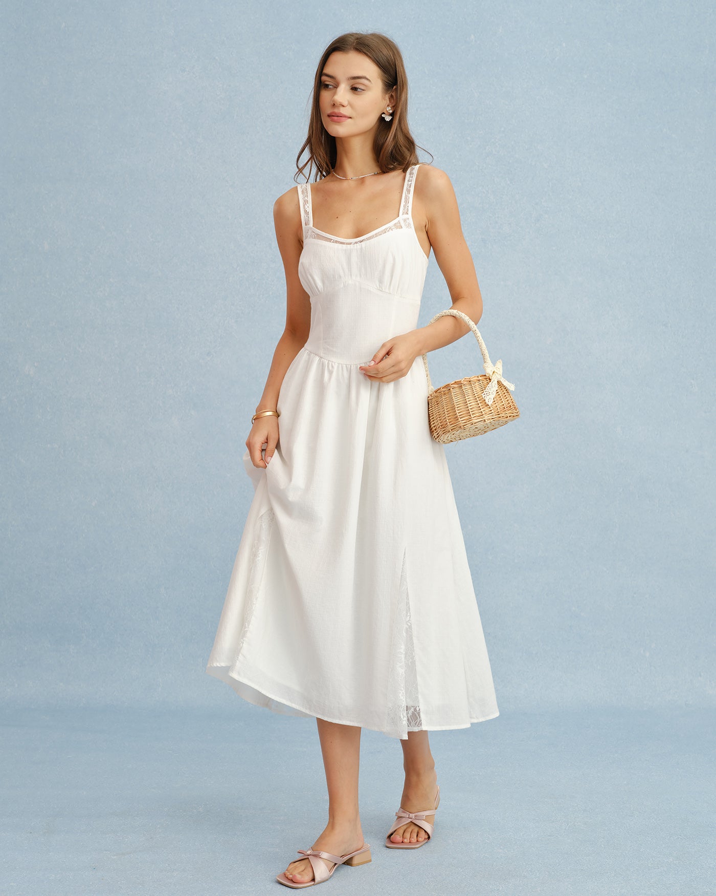 Vestido Midi Branco com Recortes em Renda e Franzidos