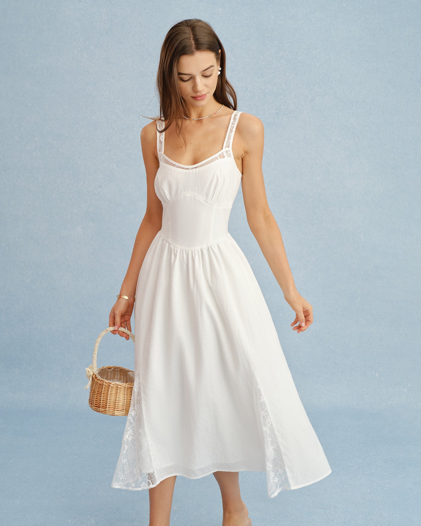 Vestido Midi Branco com Recortes em Renda e Franzidos