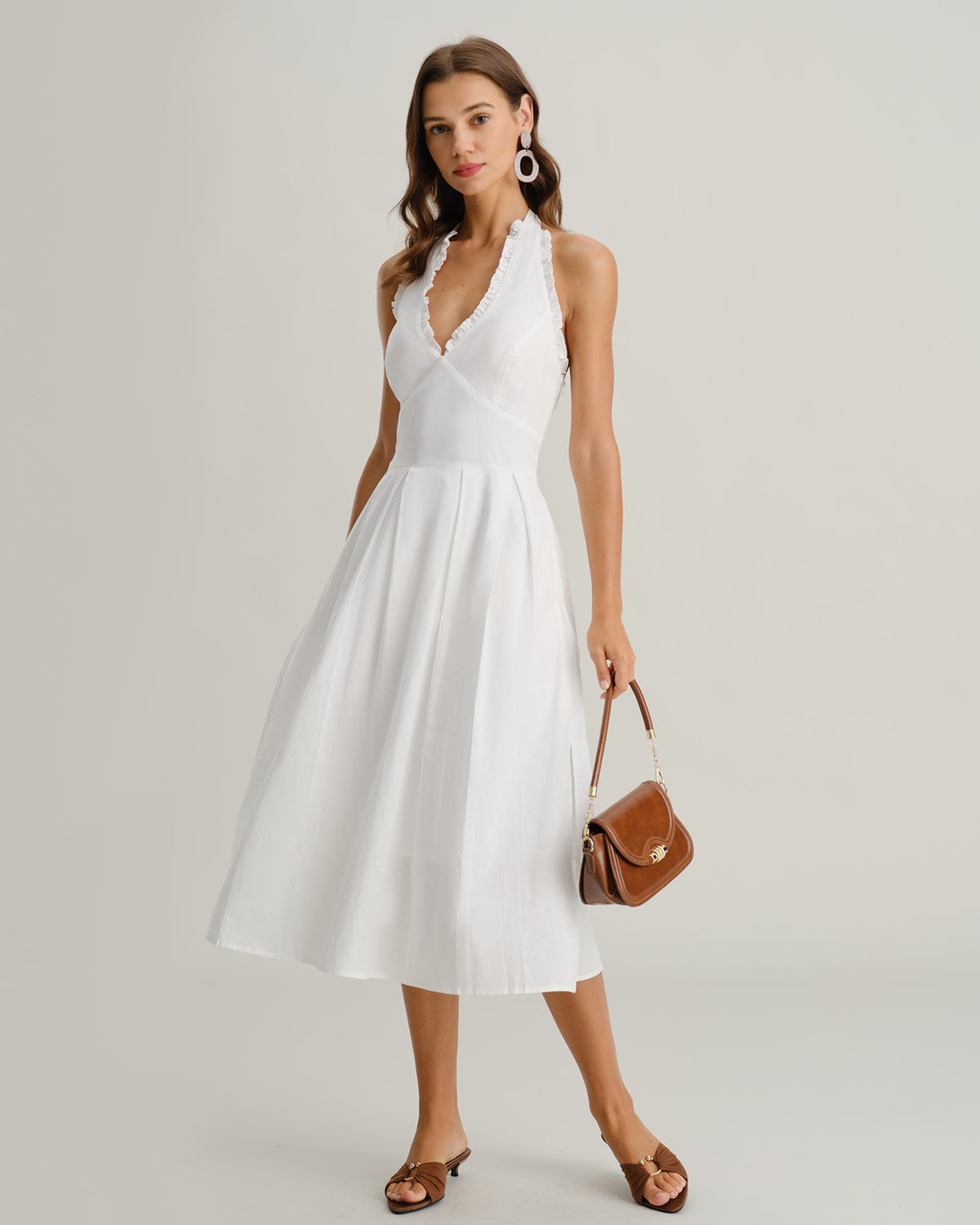 Vestido midi branco com gola halter, decote em V e sem mangas
