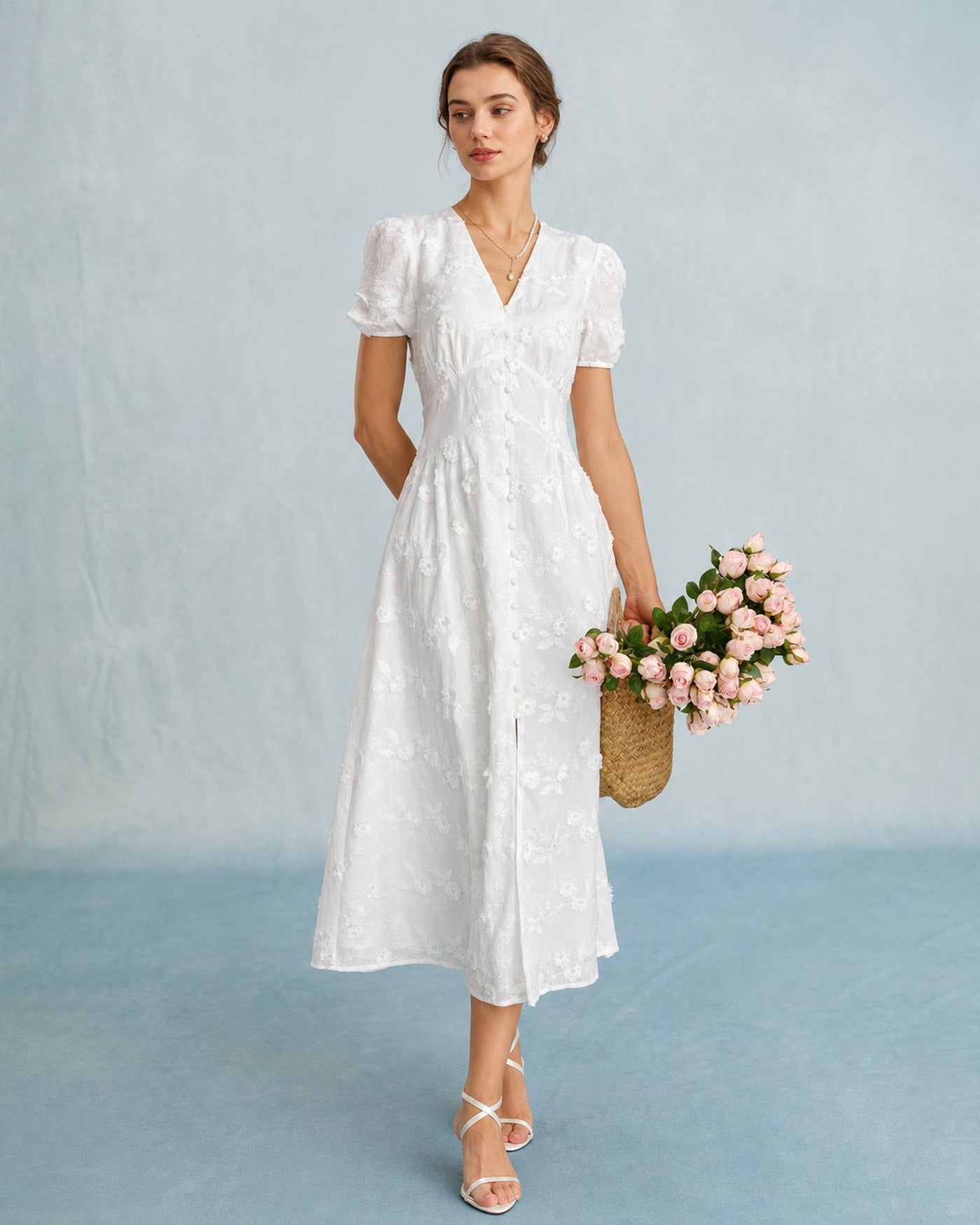 Vestido midi branco com mangas bufantes e bordados